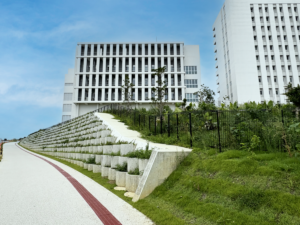 令和５年度西普天間住宅地区緑化ブロック擁壁築造工事　完成写真