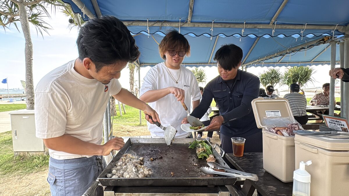 ビーチパーティでの調理風景